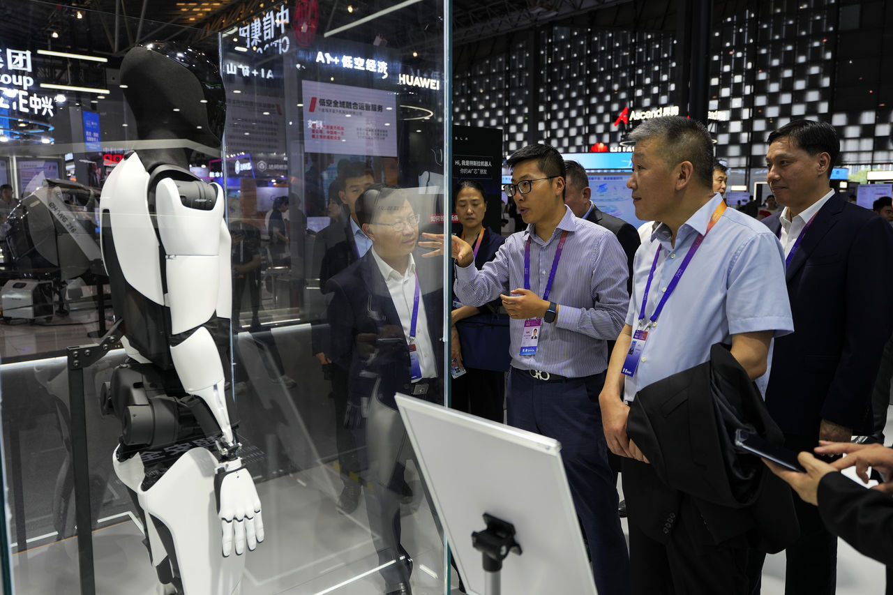 ▲2024世界人工智慧大會（WAIC 2024）現場，特斯拉（Tesla）發表旗下第二代Optimus機器人。（圖／達志影像／美聯社）