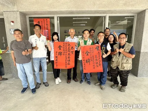 ▲第3屆全國金牌農村競賽，池上萬安勇奪金牌，農業處長江慧卿前往頒發及張貼紅榜恭賀。（圖／記者楊漢聲翻攝）