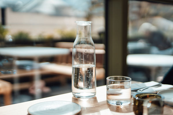 ▲▼倒水,餐廳,喝水,水杯,水壺。（示意圖／VCG）