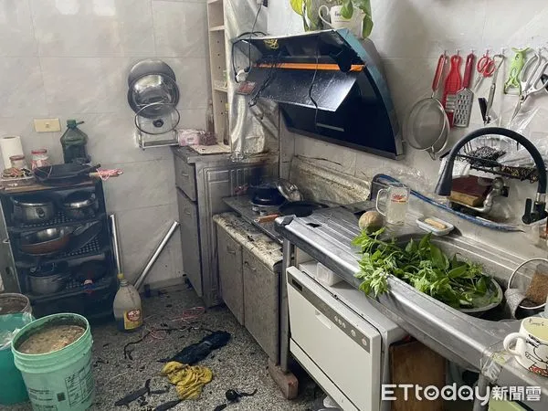 ▲台南市北門區玉港里灰瑤一處民宅發生火警，北門消防分隊抵達後迅速搶救，起火原因係廚房排油煙機起火，造成火勢擴大。（圖／記者林東良翻攝，下同）