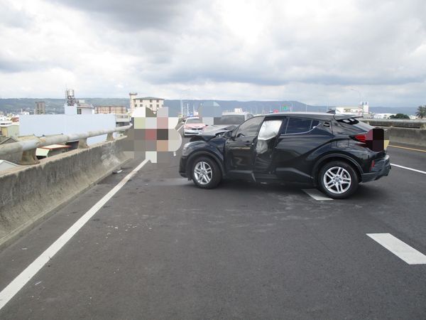 ▲台76線男駕駛逆向釀2車追撞再朝車丟大白桶。（圖／國道警方提供）