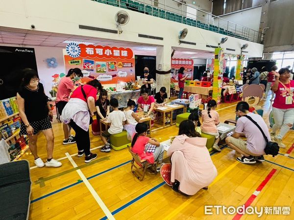 ▲台南400全民教育「幼教振動 歡喜規冬」假日活動，6日在北區公園國小活動中心登場，黃偉哲市長也到場與民眾進行有獎徵答並發送隱藏版獎品，與小朋友共同體驗古時囡仔的遊戲。（圖／記者林東良翻攝，下同）