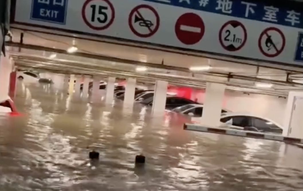 ▲山東臨沂暴雨，有民眾困車輛後行李箱上待援。（圖／翻攝微博）