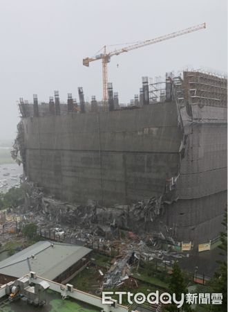 ▲福懋科技千片鷹架風雨中崩落釀2死，監視器畫面曝光。（圖／記者蔡佩旻翻攝）