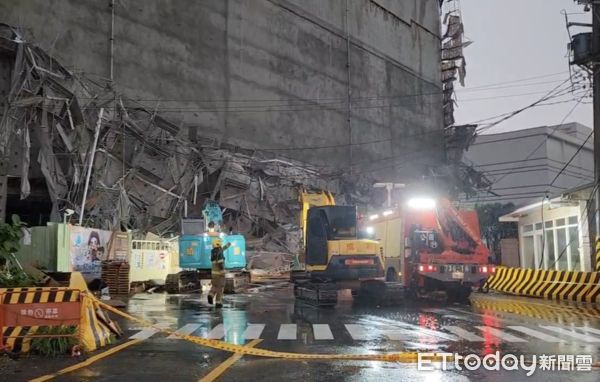 ▲福懋科技千片鷹架風雨中崩落釀2死，監視器畫面曝光。（圖／記者蔡佩旻翻攝）