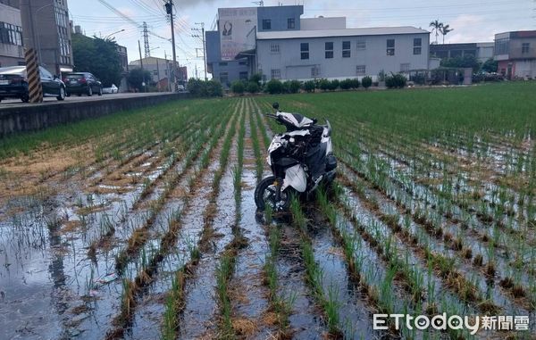 ▲▼       苗栗18歲男騎士閃過右轉轎車卻自撞電桿，送醫搶救不治      。（圖／記者楊永盛翻攝）