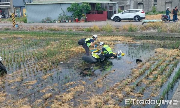 ▲▼       苗栗18歲男騎士閃過右轉轎車卻自撞電桿，送醫搶救不治      。（圖／記者楊永盛翻攝）