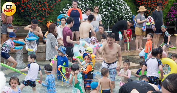 今天是二十四節氣當中的「小暑」，全台持續飆高溫。（圖／黃威彬攝）