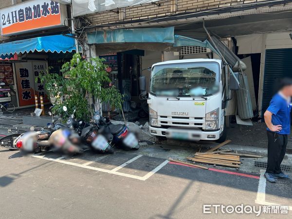 ▲▼程男送貨時未拉緊手煞車，導致貨車向後滑行30公尺，波及2汽車5機車。（圖／記者陸運陞翻攝）