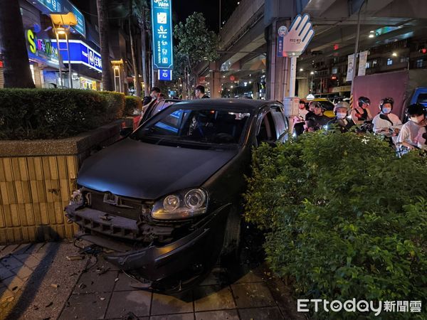 ▲▼廖男疑似低血糖駕車，突然駛入人行道，撞上社區花台才停下。（圖／記者陸運陞翻攝）