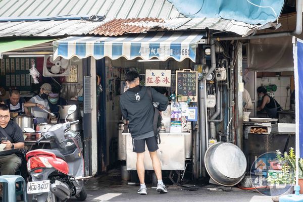 「太空紅茶冰」小小的三角形店面擠身在控肉飯與早餐店之間。