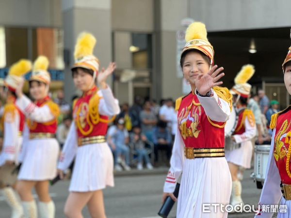 ▲北一女樂儀旗隊加拿大演出。（圖／北一女樂儀旗家長後援會提供）