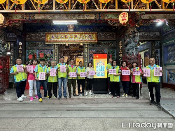 ▲日本的東京都知事選舉在7日投開票，台南女兒蓮舫投入此次選舉，為了替蓮舫集氣，她的故鄉白河區的福安宮特別號召鄉親擊鼓祈福，預祝蓮舫女士高票當選東京都知事。（圖／記者林東良翻攝，下同）