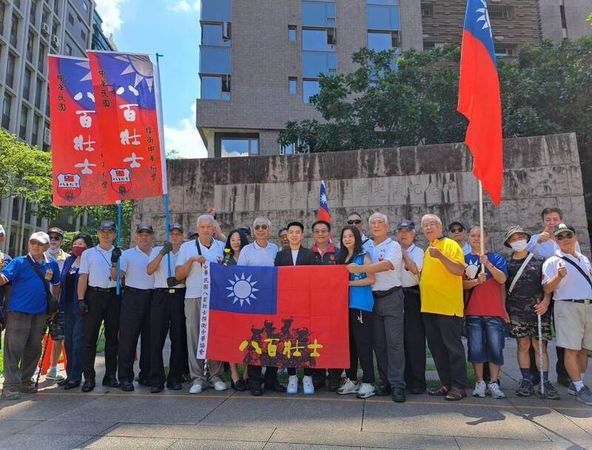 ▲▼臺北市議員應曉薇服務團隊與退伍軍人團體今共同在中山堂廣場「抗日戰爭勝利暨臺灣光復紀念碑」前進行獻花追思與致敬活動。。（圖／應曉薇議員辦公室提供）