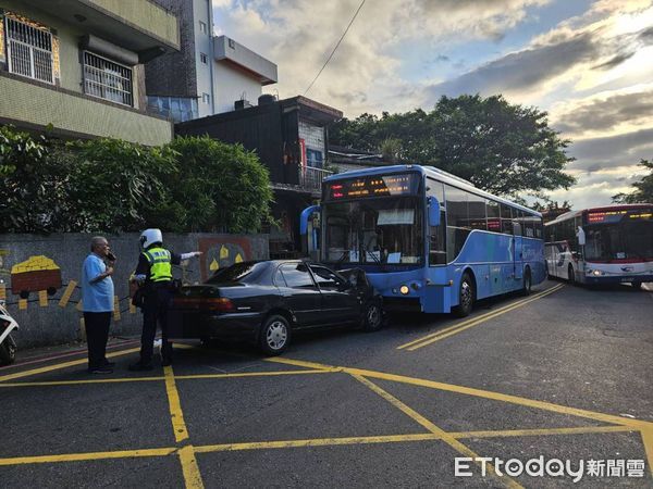 ▲▼新北發生轎車逆撞公車的事件。（圖／記者郭世賢翻攝）