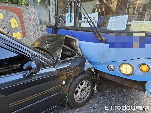 ▲▼新北發生轎車逆撞公車的事件。（圖／記者郭世賢翻攝）