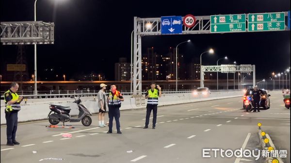 ▲▼蘇女騎機車遭小客車擦撞慘摔送醫，機車置物箱物品散落一地，駕駛李男站機車旁，李男駕駛黑色小客車停在事故現場             。（圖／記者陳以昇攝）