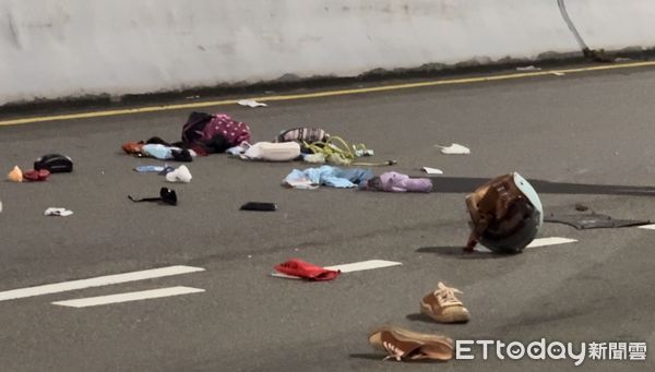 ▲▼蘇女騎機車遭小客車擦撞慘摔送醫，機車置物箱物品散落一地，駕駛李男站機車旁，李男駕駛黑色小客車停在事故現場             。（圖／記者陳以昇攝）