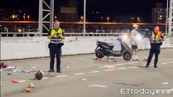 ▲▼蘇女騎機車遭小客車擦撞慘摔送醫，機車置物箱物品散落一地，駕駛李男站機車旁，李男駕駛黑色小客車停在事故現場             。（圖／記者陳以昇攝）