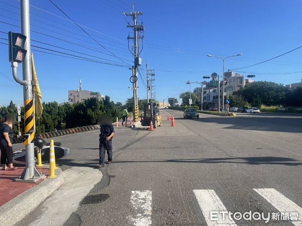 ▲苑裡外環道今天上午發生堆高機在路口跟機車碰撞事故，警方認定堆高機違規上路依法開罰。（圖／記者楊永盛翻攝）