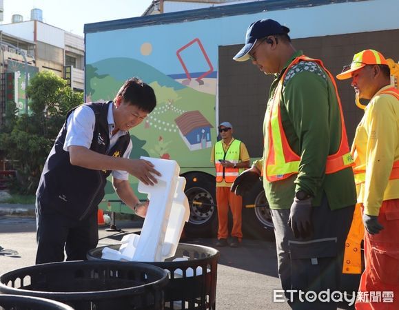 ▲市長陳銘風8日上午前往南京路與正氣路口旁廣場的清運點，了解運作情形。（圖／記者楊漢聲翻攝）