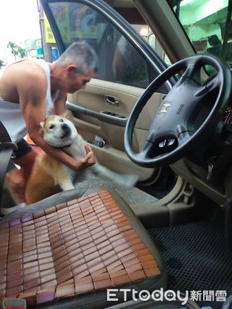 ▲▼是冷氣！校犬直衝駕駛座　被架住「擠雙下巴掙扎」：我不要下車。（圖／Threads@jia._177授權提供）