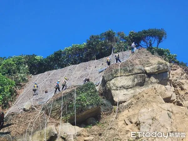 ▲▼台2線70K北寧路平浪橋前邊坡修復道路管制            。（圖／記者郭世賢翻攝）