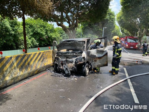 ▲▼高男開小貨車替同事送便當，途中車頭突然冒煙起火燃燒。（圖／記者陸運陞翻攝）