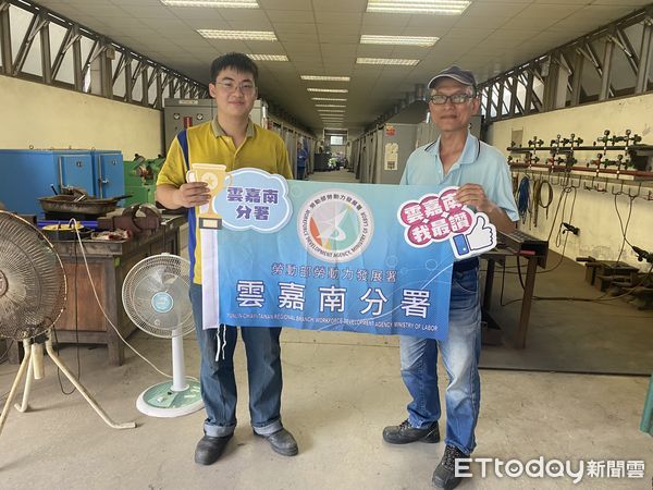 ▲劉文賢職訓師（右）也非常讚賞陳宥辰的拚勁，相信陳宥辰一定可以留名全國賽英雄榜。（圖／記者林東良翻攝，下同）