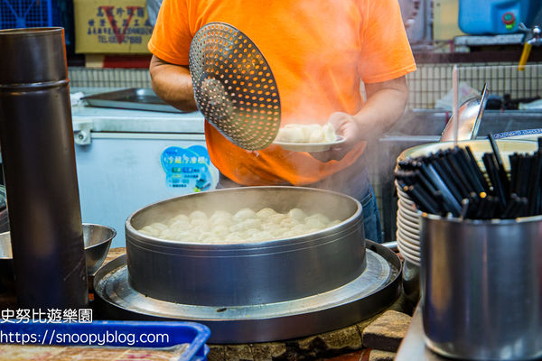 ▲▼基隆仁愛市場隱藏了不少厲害的美食，林家三鮮水餃就是其一，只賣水餃和酸辣湯生意就好得嚇嚇叫。（圖／部落客史努比遊樂園授權提供，勿擅自翻攝）