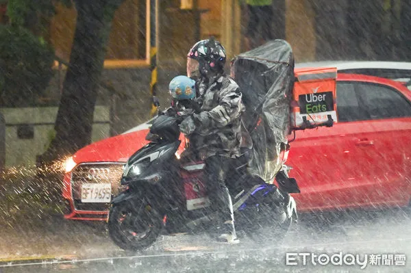 ▲▼天氣,機車,通勤,雷雨,外送,大雨,大雷雨,下雨,雨天,豪大雨,午後雷陣雨,梅雨,降雨,氣象,豪雨,颱風外圍環流,西南氣流,滯留鋒面,雨衣,陰雨綿綿,潮濕,濕度,熱對流,天氣配圖。（圖／記者李毓康攝）