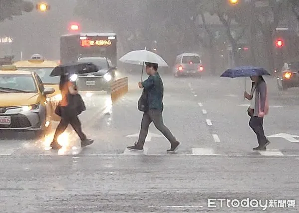 ▲▼天氣 大雷雨 午後大雨 暴雨。（圖／記者屠惠剛攝）