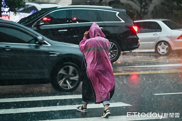 ▲▼行人路權,路人,雷雨,雨衣,斑馬線,過馬路,禮讓行人,行人地獄,大雨,大雷雨,下雨,雨天,豪大雨,午後雷陣雨,梅雨,降雨,氣象,豪雨,颱風外圍環流,西南氣流,滯留鋒面,陰雨綿綿,潮濕,濕度,熱對流,天氣配圖。（圖／記者李毓康攝）