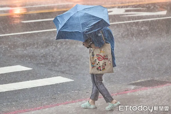 ▲台灣近期因低壓帶影響，易有短延時強降雨。（圖／記者李毓康攝）