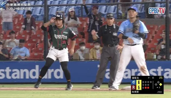 ▲▼蔡鎮宇穿著惹議。（圖／截自CPBL TV）