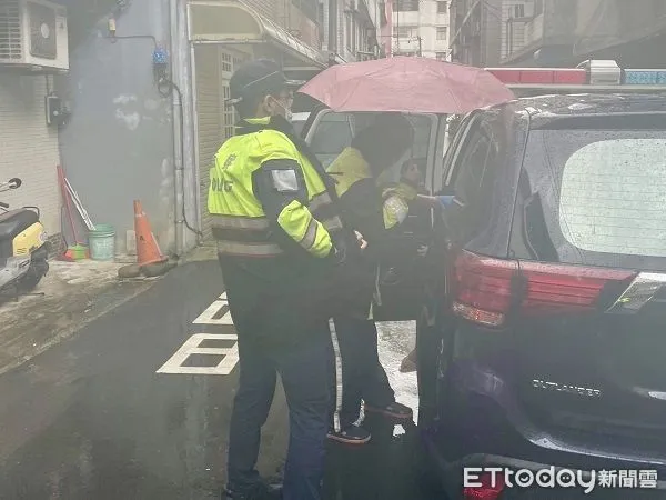 ▲巡警發現男子受困雨中，查出住處後立即以巡邏車送返家。（圖／龍潭警分局提供，下同）