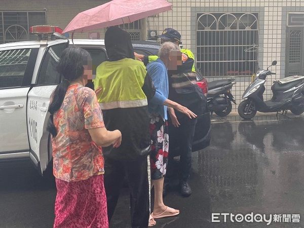 ▲巡警發現男子受困雨中，查出住處後立即以巡邏車送返家。（圖／龍潭警分局提供，下同）