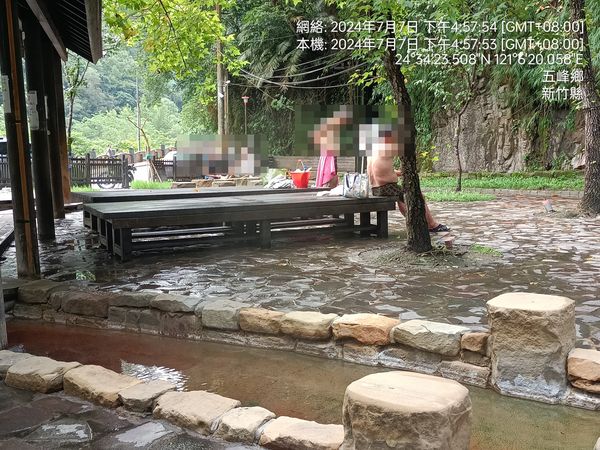 ▲五峰將軍湯「泡腳池」1奇景！「大媽大爺超享受」網大驚喊噁：真的勇者。（圖／翻攝自爆料公社二社）