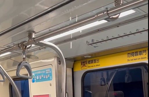 ▲▼北市豪雷雨強襲「北捷車廂內也下雨」　文湖線車廂滴水畫面曝光。（圖／翻攝Threads @hung._.i）