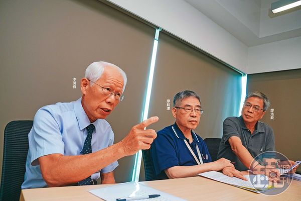 見龍股東左起李清良、廖銘澤、廖浩欽出面指控廖振鐸傷害股東權益，掏空公司中國資產。