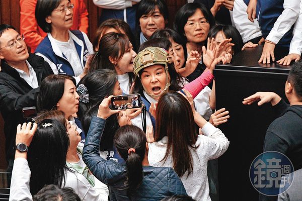 朝野先前大戰國會職權修法，擔任藍營「衝組」一員的陳玉珍，頭戴頭盔，與綠委激烈推擠。