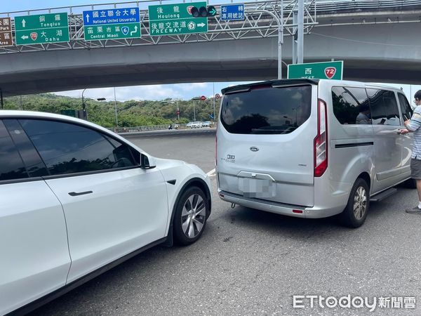 ▲廂型車匝道違規倒車撞上特斯拉，網友酸說：駕照雞腿換的！（圖／記者楊永盛翻攝）