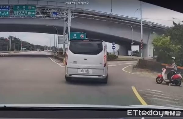 ▲廂型車匝道違規倒車撞上特斯拉，網友酸說：駕照雞腿換的！（圖／記者楊永盛翻攝）