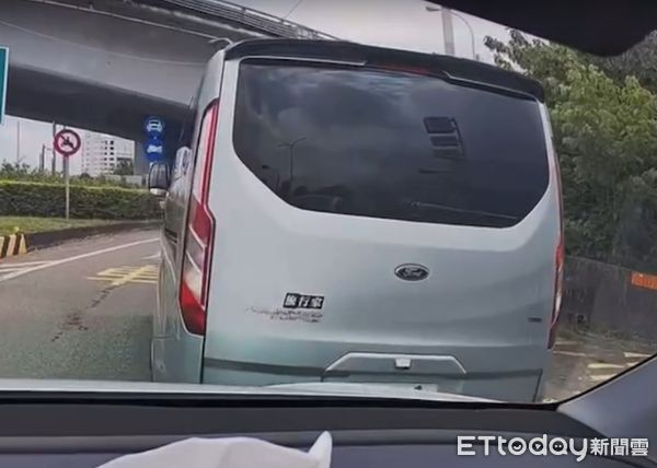 ▲廂型車匝道違規倒車撞上特斯拉，網友酸說：駕照雞腿換的！（圖／翻攝臉書爆料公社）