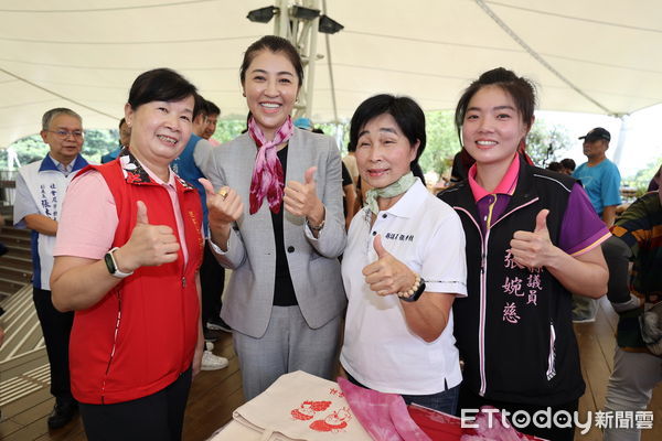 ▲南投草屯9社區產業聯盟於微熱山丘村民市集進行行銷展售。（圖／南投縣政府提供）