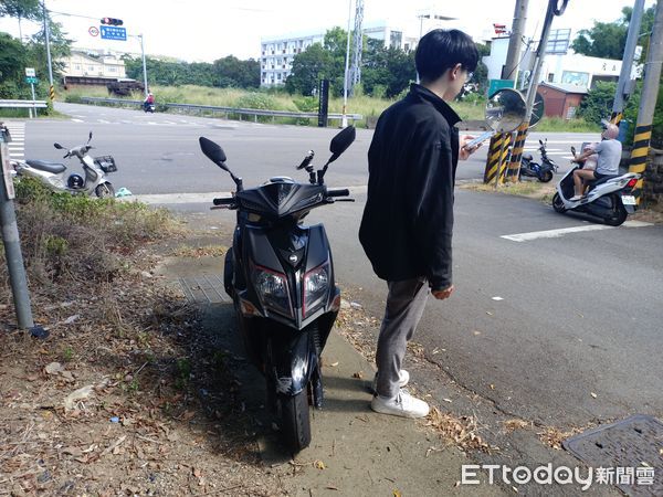 ▲苗栗市新英國小前路口發生2部機車碰撞，左轉老嫗被直行機車撞成重傷。（圖／記者楊永盛攝）