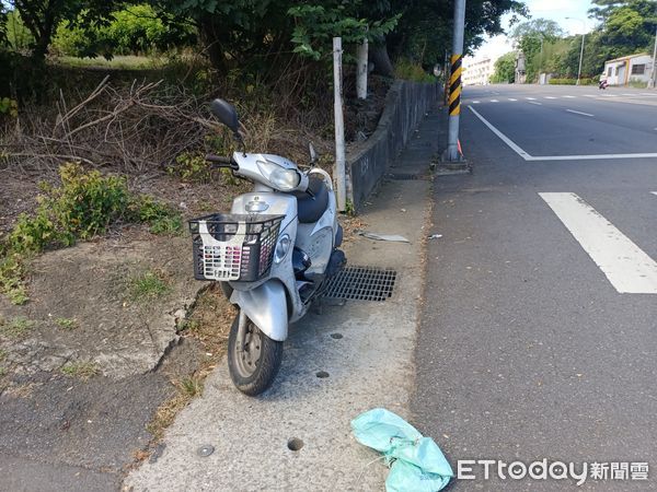 ▲苗栗市新英國小前路口發生2部機車碰撞，左轉老嫗被直行機車撞成重傷。（圖／記者楊永盛攝）