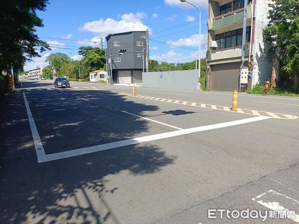 ▲苗栗市新英國小前路口發生2部機車碰撞，左轉老嫗被直行機車撞成重傷。（圖／記者楊永盛攝）