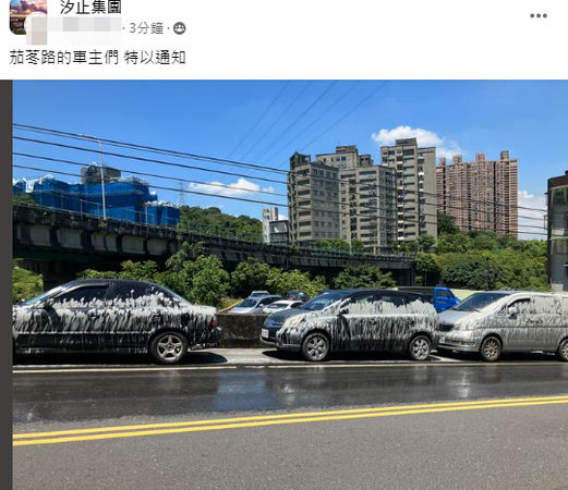 ▲汐止一大貨車承載泥水外溢，警方依法開罰。（圖／翻攝畫面）