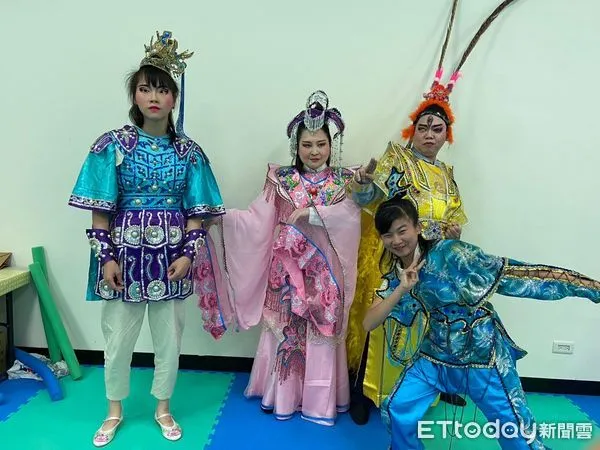 ▲伊甸視障歌仔戲成果展，飾演仙女的阿潔（左二），與其他視障學員小欣（左一），阿元（右一後），小虹（右一前）同台飆戲。（記者林云翻攝，下同）